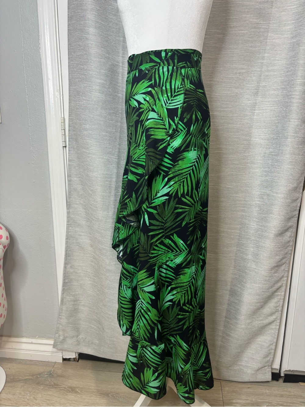 Green Palm-Print High-Low Skirt - Picture 2 of 6